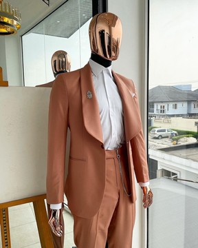 Un costume de smoking à revers châle mauve, une chemise blanche et un pantalon pantalon.