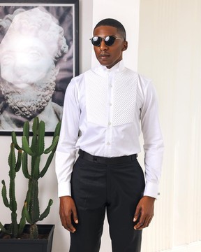 Une chemise de smoking de soirée blanche à col cassé et plissée.