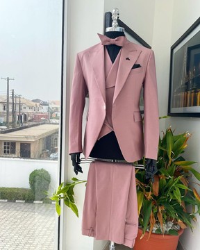 Un costume mauve à revers en pointe, un bouton, un pantalon, un gilet à double boutonnage et un nœud papillon.