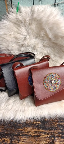 10 pièces de sacs en cuir perlés à l'épaule