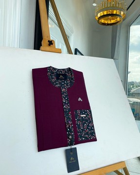 Un caftan de sénateur sur mesure pour homme à rabat avant de mûrier.