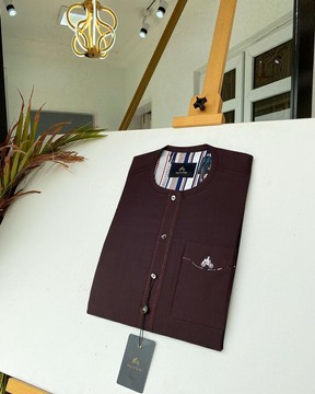 Un caftan bordeaux avec un caftan sur mesure en verre gris clair.