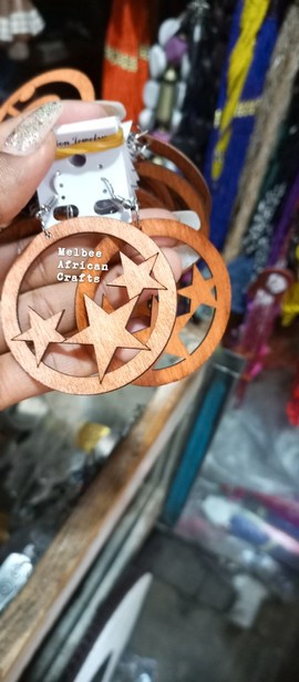 Boucles d'oreilles/Bijoux en bois clair femme africaine