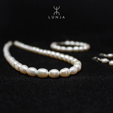 White Freshwater Cultured Pearl Set In the shape of drop pearls