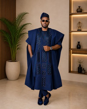 Ensemble Agbada Aso Oke bleu marine pour homme – Robe brodée de perles avec bonnet assorti