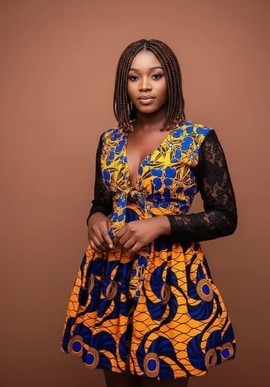 Mini-robe Ankara en batik à manches en dentelle