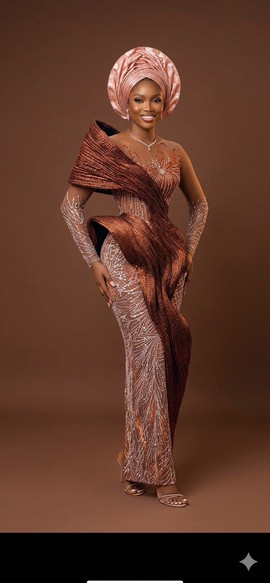 Robe marron chocolat métallisé avec un drapé architectural spectaculaire