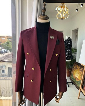 Un costume tailleur à double boutonnage bordeaux!