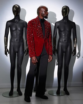 Un smoking à revers châle rouge acajou avec un costume noir et octogonal avec pierres Swarovski assorties découpées au laser