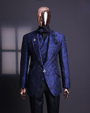 Un costume bleu marine, tricoté, en jacquard fleuri racine à revers crantés.