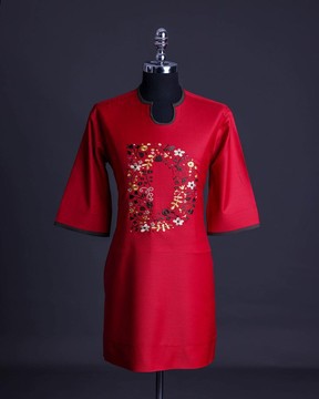 Un rouge cramoisi, col en U, lettres florales, manches 3/4 broderie détails caftan natif.
