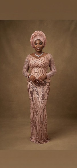 Tenue traditionnelle à basque ornée de sequins rose gold