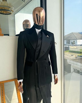 Le costume de smoking en jacquard à motif de gouttes de pluie « Mandate », à triple boutonnage et à 2 couches.