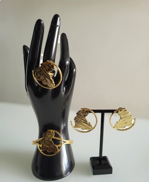Parure en plaqué ou 3 pièces (anglais : gold-plate)
