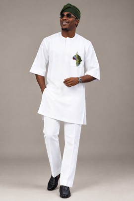 Ensemble traditionnel blanc deux pièces pour homme avec détail brodé représentant la carte de l’Afrique