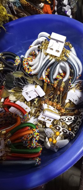 100 boucles d'oreilles perlées femmes/VENTE EN GROS