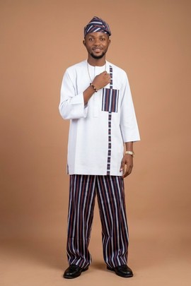 Ensemble deux pièces blanc royal avec accents en Aso-Oke tissé à la main