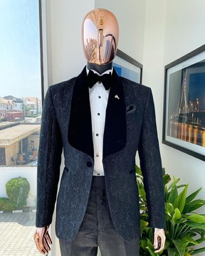 Un costume en jacquard de smoking à revers châle à motif de volants noir charbon anthracite élément océan «mandarin» dispersé