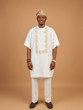 Ensemble agbada blanc avec broderie géométrique dorée et bonnet fila assorti