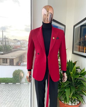 Un revers en pointe rouge bordeaux un bouton, un costume et un pantalon avec des détails de corde.