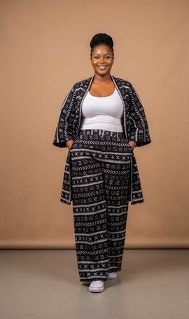 Ensemble deux pièces imprimé bogolan noir et blanc, composé d’un kimono et d’un pantalon à jambes larges