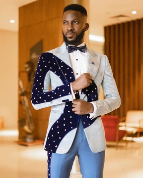 Un costume en jacquard métallisé bleu ciel et or champagne éclaboussé "Prodigal"