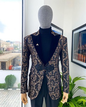 Un revers en pointe « mandarin » avec un costume en velours italien imbibé de noir