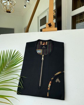 Un caftan noir anthracite, une ouverture ZIP dorée et une poche fonctionnelle à affichage croisé