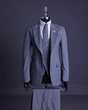 Un costume gris clair à carreaux fenêtre et monochrome noblesse super "140s" "Board Room" à revers cranté