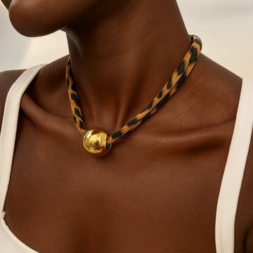 Collier « Léopard Royal » 🐆✨ – Perle Dorée &amp; Tissu Premium
