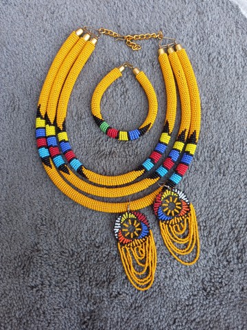 ensemble de bijoux, collier de perles, bracelet de perles, boucles d'oreilles en perles,