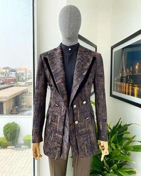 A "Made Lagos", revers en pointe quadruple, costume blazer en jacquard métallisé à triple boutonnage