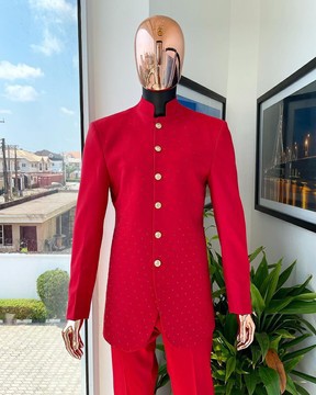 Un costume de safari rouge cramoisi avec des pierres Swarovski assorties et un pantalon-pantalon assorti.