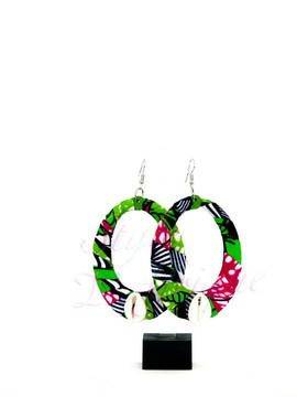 Boucles d'oreilles créoles et coquillages cauris   en wax très chic