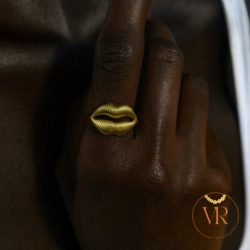 Bague « Cauri Doré » – Symbole de Beauté et de Prospérité