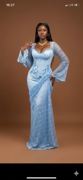 Robe en dentelle bleu clair