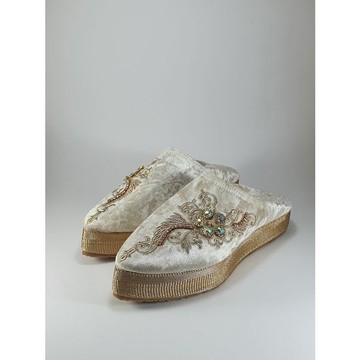 Handcrafted feminine fashion slipper