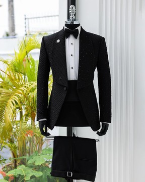 Un costume de smoking noir anthracite à motif carré en jacquard à revers châle
