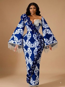 Robe corset en batik Ankara bleu royal et blanc, avec appliqués floraux et détails à franges