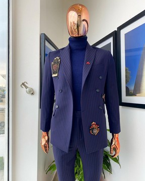 Un costume blazer croisé à rayures bleu nuit et rouge