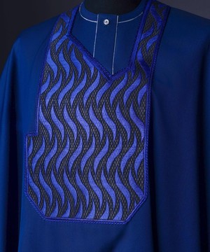 A bleu marine, détails de broderie à motifs mille-pattes, caftan de sénateur traditionnel à manches 3/4 natif