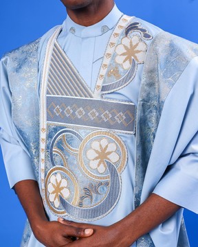 Une broderie galactique bleu ciel avec des détails jacquard imprimés dorés et bleus agbada