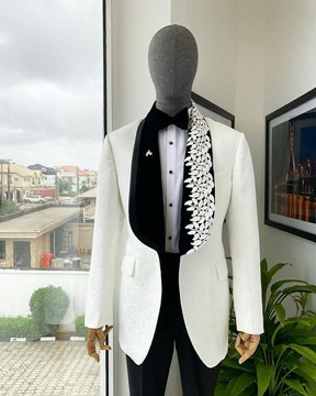 Un costume jacquard fleuri à revers châle blanc ivoire