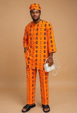 Ensemble pour homme composé d’un caftan et d’un pantalon à motifs orange avec un fila assorti