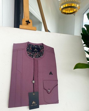 An Opera Mauve, caftan à rabat sur le devant et rayures