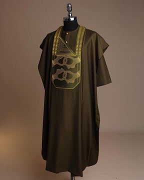 Un vert olive foncé, une medulla connectée et une broderie à motif tissé détaillant l'agbada