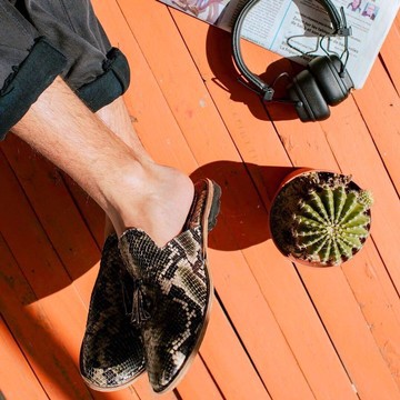 Babouche ” Python ” unisexe en Cuir gris foncé , balgha upcyclé