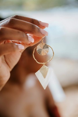 Caurine 🐚Boucles d'oreilles dorées à l'or : Ewube « L'Éclat des Étoiles »