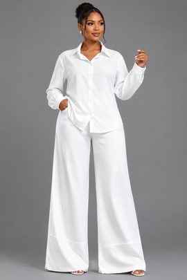 Ensemble deux pièces blanc pour femme : chemise à manches longues boutonnée et pantalon palazzo à jambes larges.