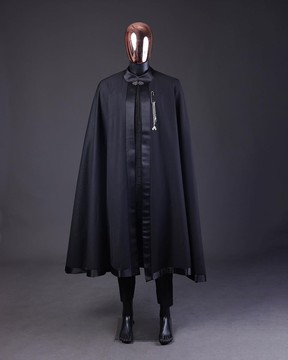 Une cape noir anthracite monochrome "Darth Vader" avec ruban de soie, caftan safari à manches longues